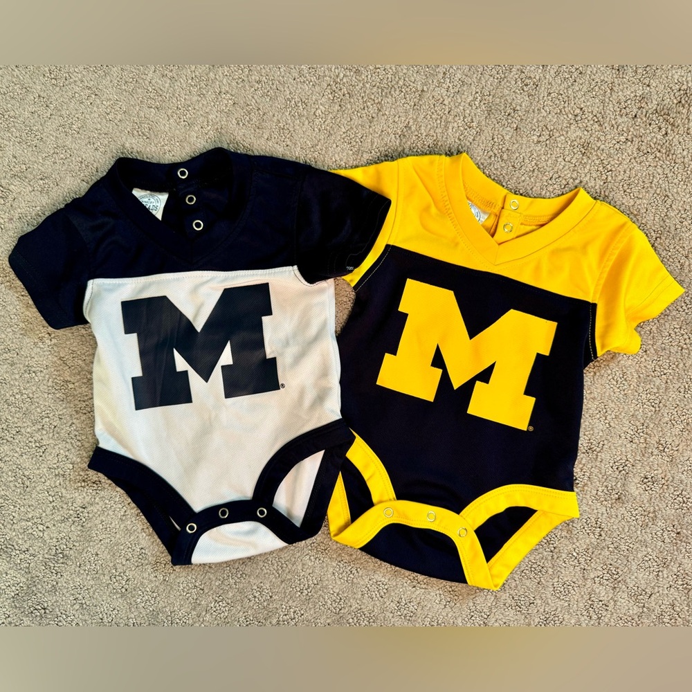 Bundle of 2️⃣ University of Michigan Wolverines 0-3 months onesies 💛💙